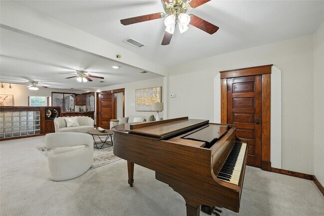 Building Photo - 1323 Dublin St