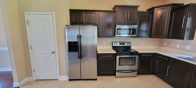 Building Photo - 4 bedroom 2.5 bathroom Home in Maidstone Park