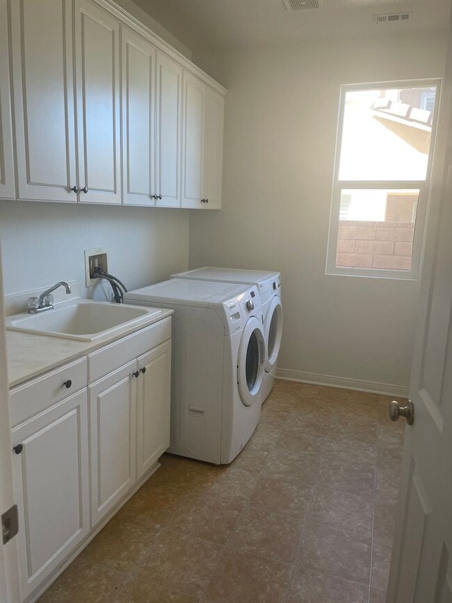 Building Photo - Pool/Spa Home