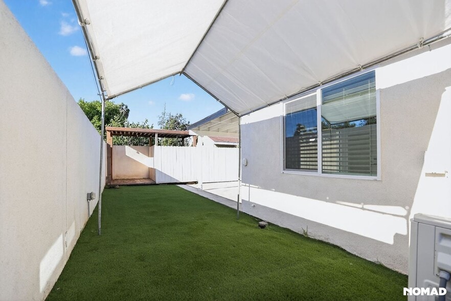 Building Photo - 212 E Florence Ave