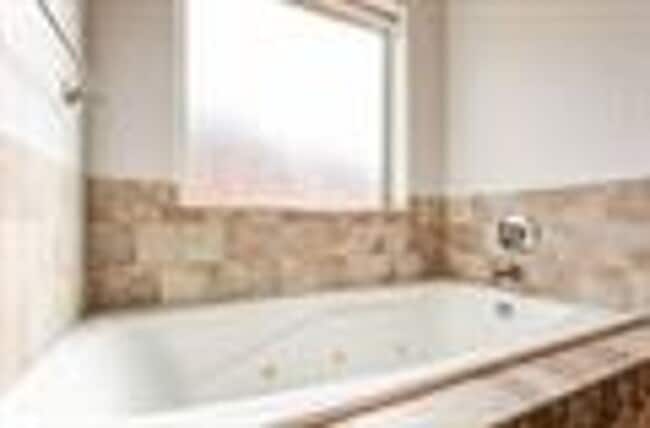 Building Photo - Beautifully Kept 4 Bedroom Home with Solar...