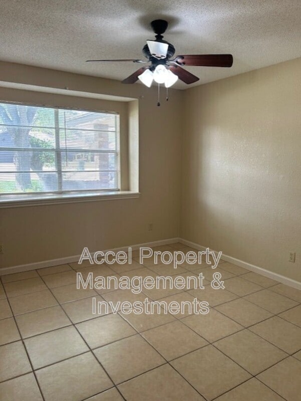 Building Photo - 2405 Mimosa St