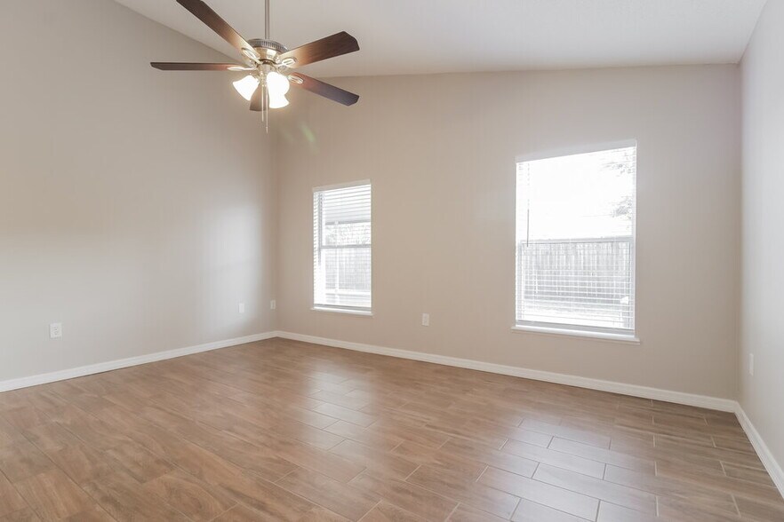 Building Photo - 10344 Little Econ St