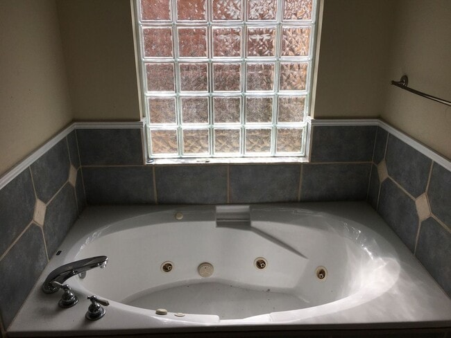 Building Photo - Beautiful, Custom-Built Home in Established & Coveted MOWAT HIGHLANDS!