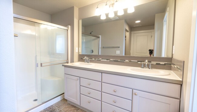 Building Photo - 3 Bedroom, 2 bathroom home on Sunnyside Hill!