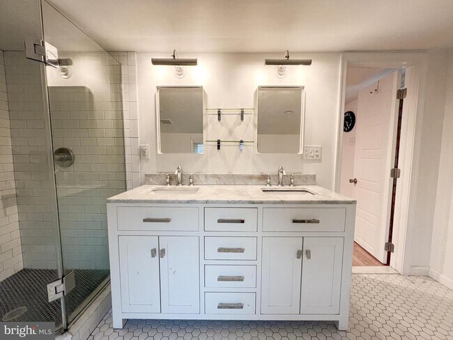 Building Photo - 7133 Sycamore Ave