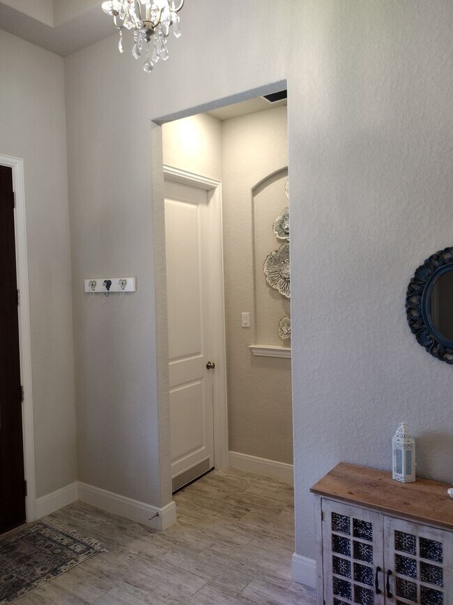 Building Photo - Beautiful 4 bedroom with a pool!!!