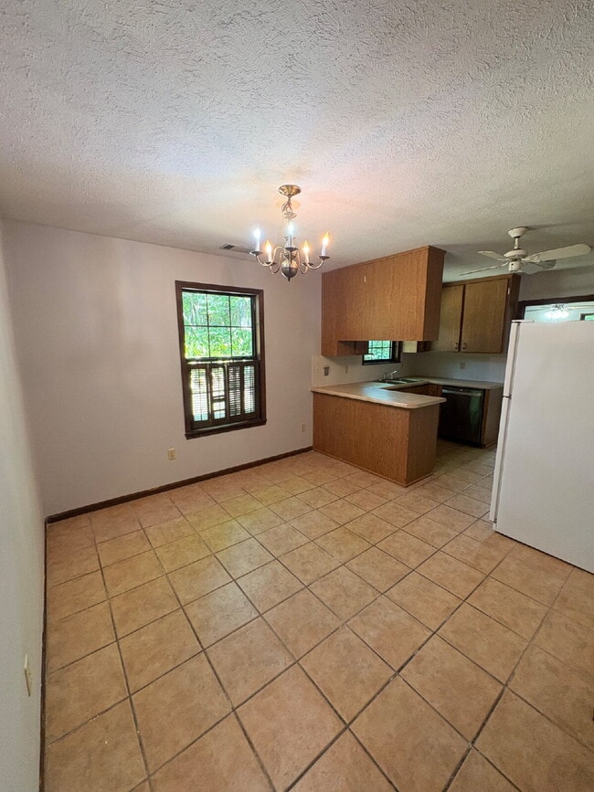 Building Photo - Charming 3-Bed, 2-Bath Home with 1623 sq. ft. of Comfort in the North Side of Tallahassee!