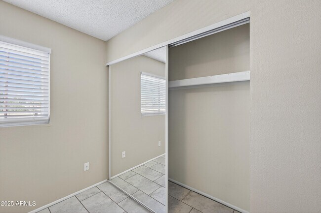 Building Photo - 860 E Brown Rd