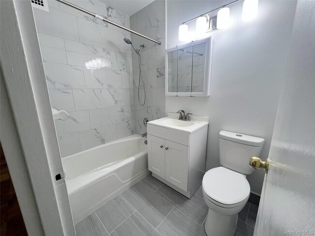 Building Photo - 30 Lake St