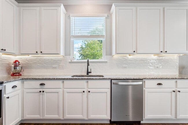 Building Photo - 120 Benmyrtle Trl