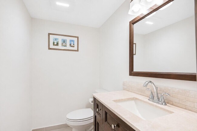Building Photo - 1147 Hillsboro Mile