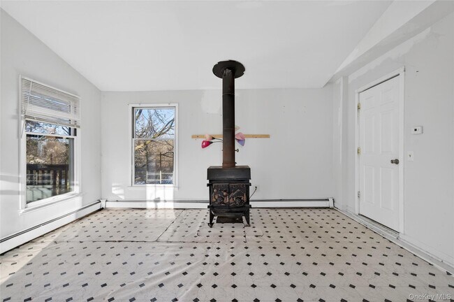 Building Photo - 32 Quaker Hill Rd