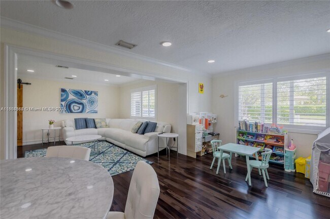 Building Photo - 8500 SW 70th St