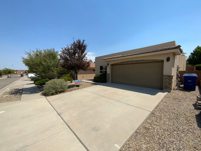 Building Photo - 3 Bedroom Custom Single Story Home Availab...