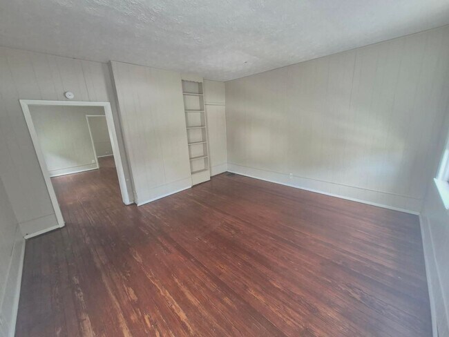 Building Photo - 417 Emma St