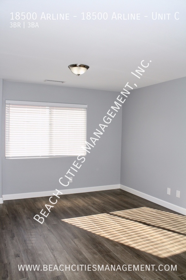 Building Photo - Completely Remodeled 3 Bed, 2 Bath Town Ho...