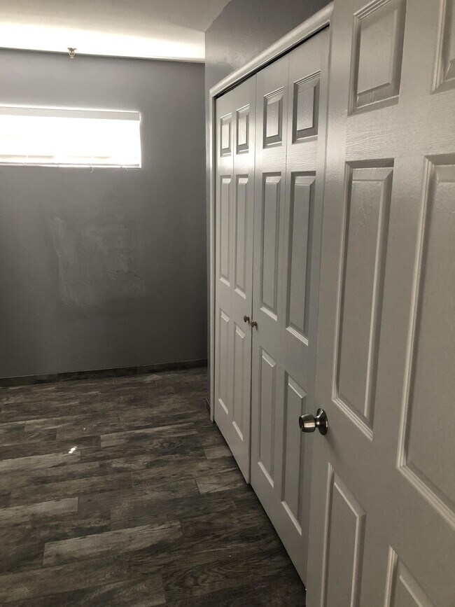 Building Photo - 2601 W Broadway Blvd