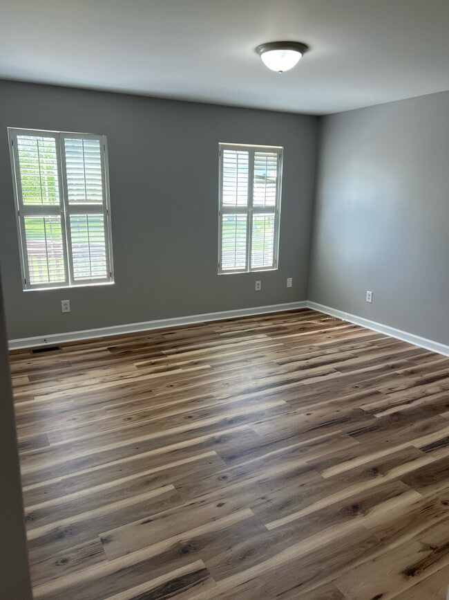 Building Photo - 100 Yorkshire Dr