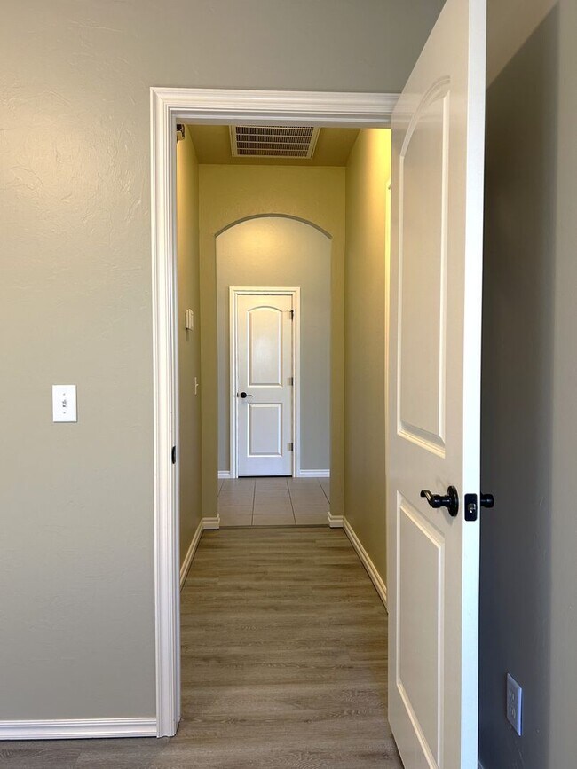 Building Photo - 9517 Crooked Creek Ln