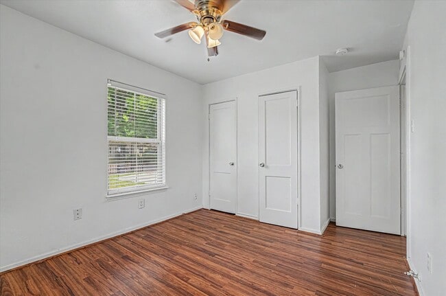 Building Photo - 8159 Glenhollow Dr