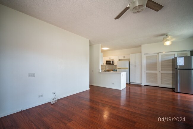 Building Photo - $3,000 / 2br - 874ft2 - 2 BED 2 BATH TOWNH...