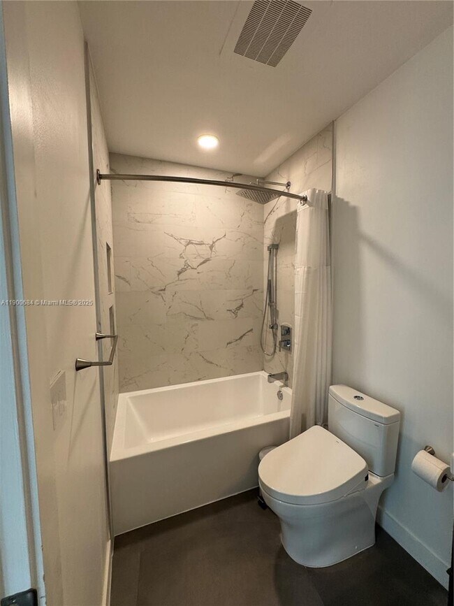 Building Photo - 2020 N Bayshore Dr