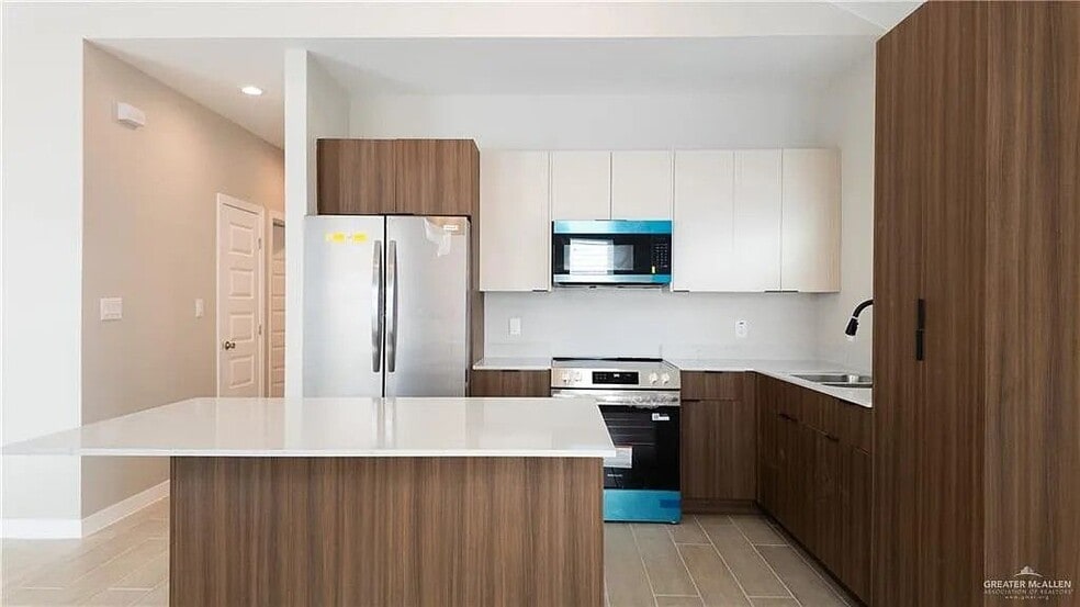 Building Photo - 705 Deanne Dr