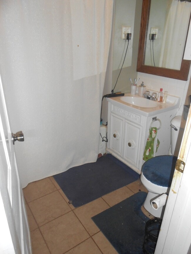 Building Photo - 3 Bed 1 Bath close to UWEC! Available June...