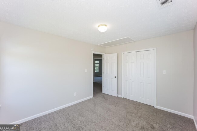 Building Photo - 877 Terance Ave