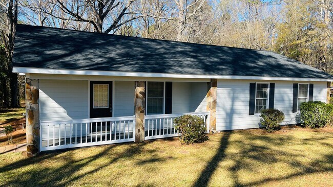 Building Photo - Completely updated 3 bedroom 2 bath home in Lagrange! Must see!