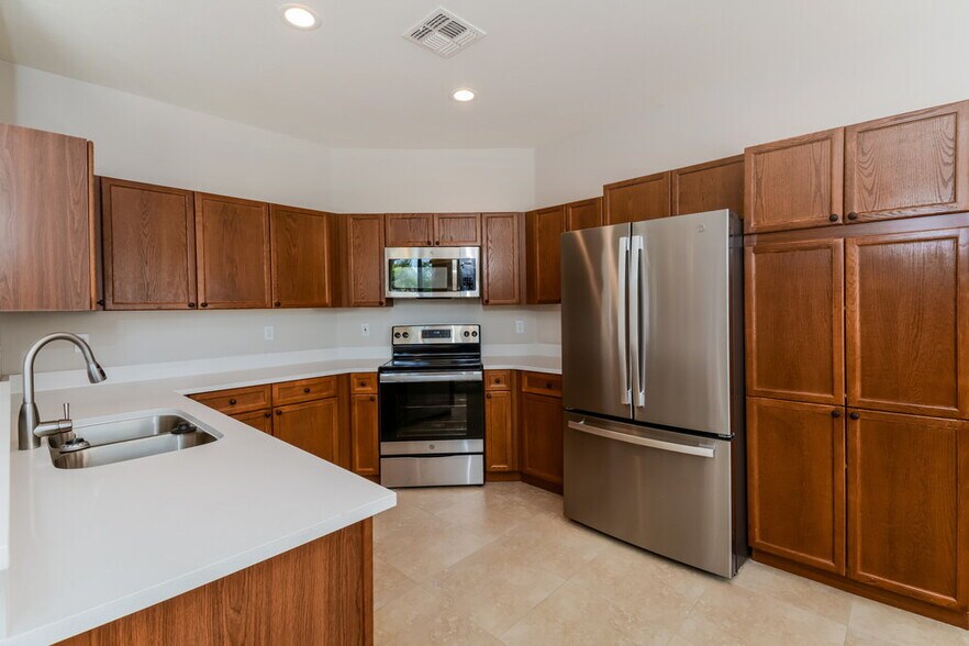 Building Photo - 13673 W Cypress St