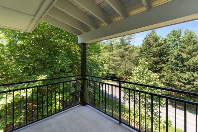 Building Photo - 2 Bedroom Townhouse- END UNIT - Everything You Need! Woodlands of Charlottesville *Only a $500 de...