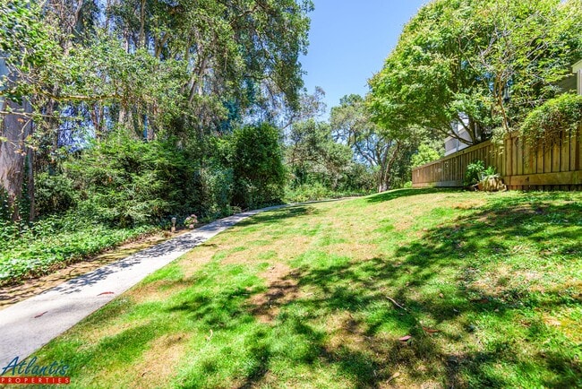 Building Photo - Live Oak Townhouse | Desirable Location
