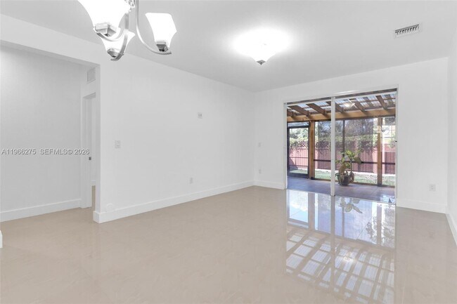 Building Photo - 30 SE 6th Rd