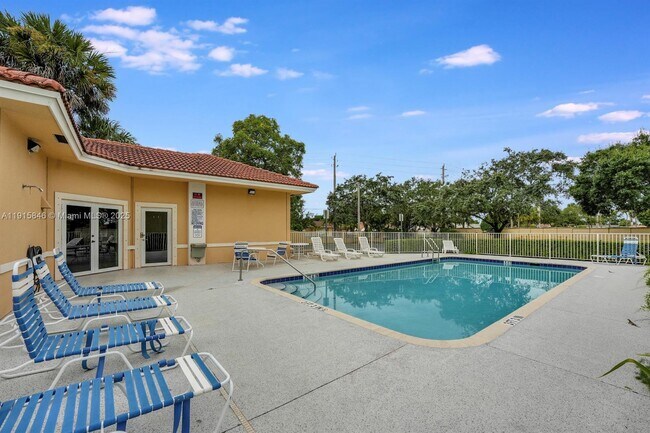 Building Photo - 9905 Westwood Dr