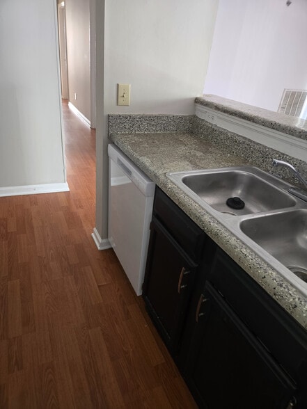 Building Photo - Room in Apartment on Arlyn Cir