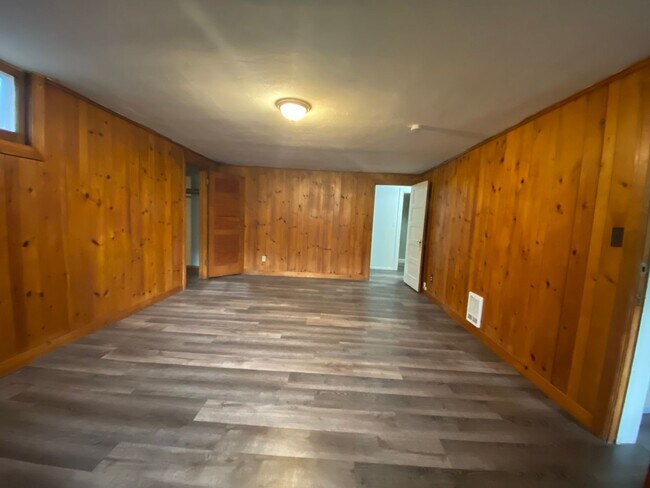 Building Photo - 805 6th St