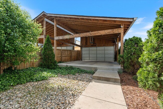 Building Photo - Beautiful Home in Nashville!
