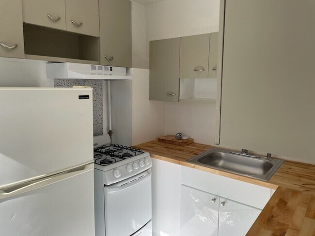 Building Photo - Woodland Park 1-Bedroom!