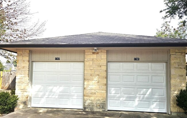 Building Photo - 1747 Horseshoe Cir