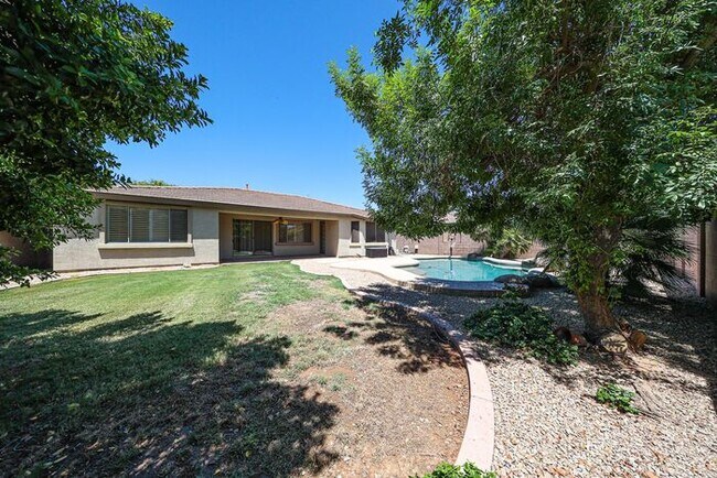 Building Photo - Welcome to this stunning 3-bedroom, 2-bath...