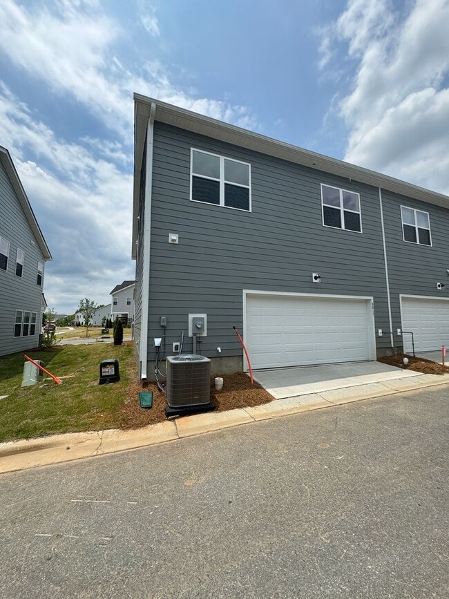 Building Photo - Built in 2024 End Unit with very convenien...