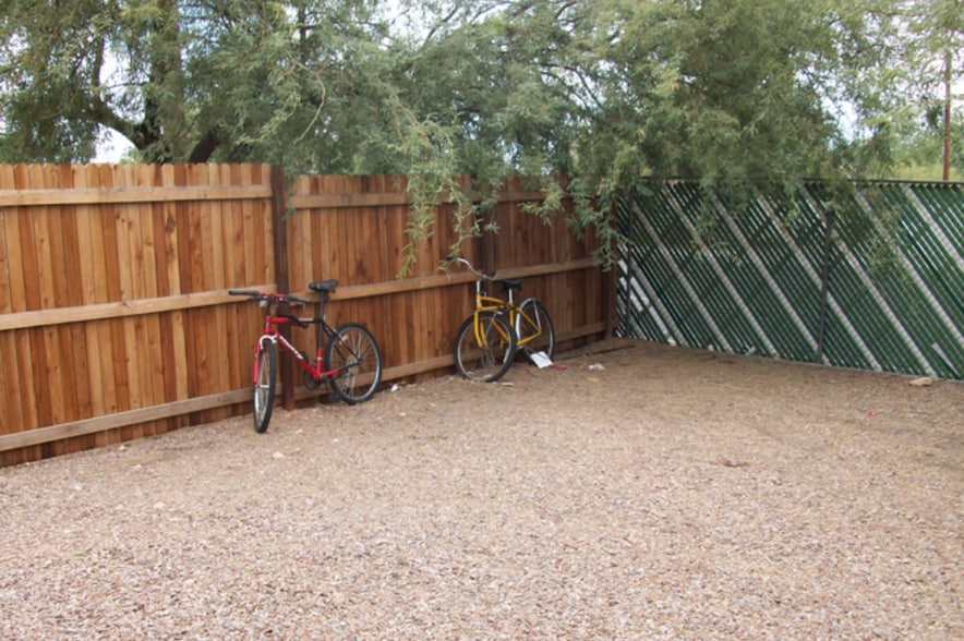 Yard - 802 E Lester St