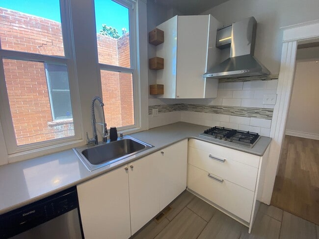 Building Photo - Beautiful 2 Bed 1 Bath Rowe Home in Washington Park Neighborhood