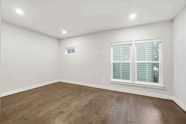 Building Photo - Georgia Row Townhome | 2 Bed | 2.5 Bath | 1,400 Sf | Juliet Balcony | 1 Assigned Parking Space