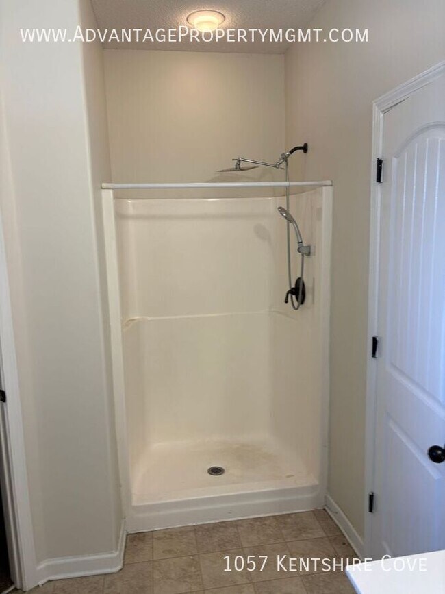 Building Photo - 1057 Kentshire Cove