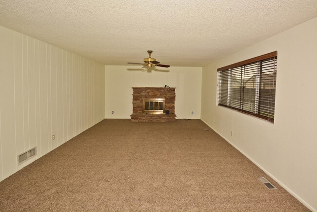 Building Photo - 3 Bedroom 2 Bathroom home in SW Boise