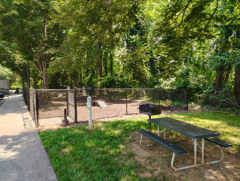Primary Photo - 600 Reusens Rd