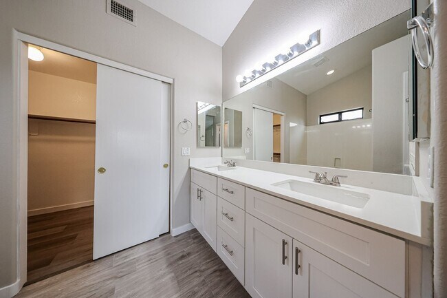 Building Photo - Welcome to this Charming 3 BEDROOM , 2 BAT...